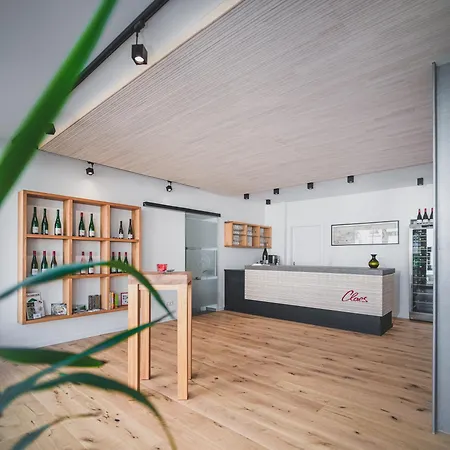 Claes Weinquartier - & Wein By Niko Schmitt *