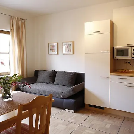 Claes Weinquartier - & Wein By Niko Schmitt