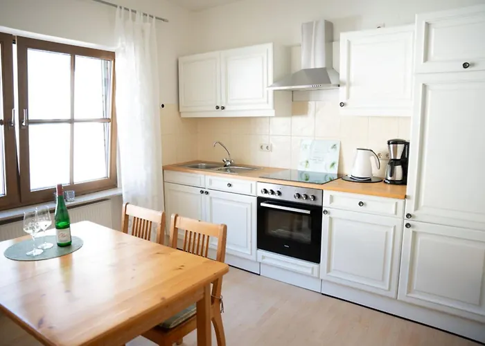 Claes Weinquartier - & Wein By Niko Schmitt