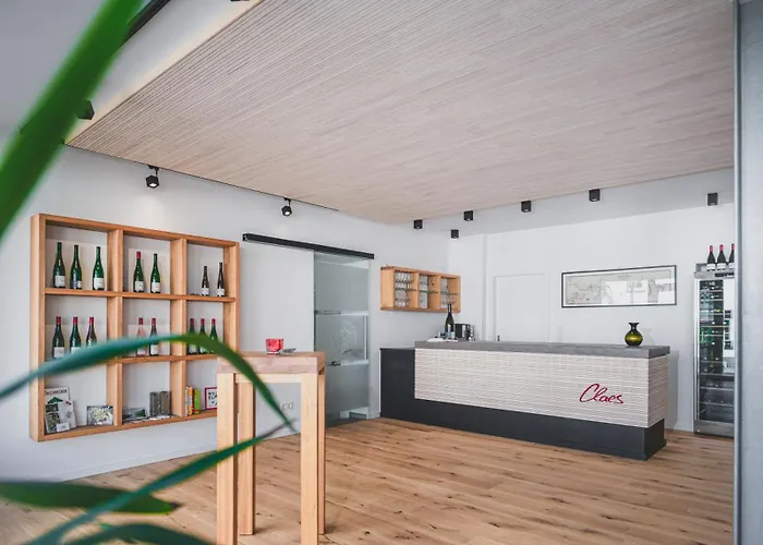 Claes Weinquartier - & Wein By Niko Schmitt *