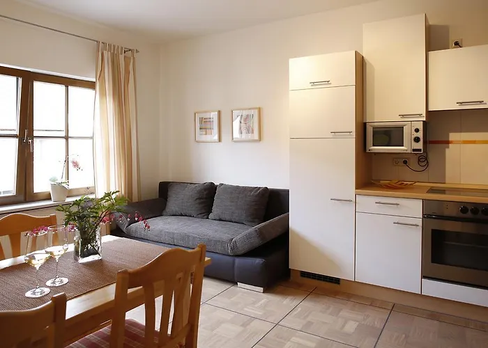 Claes Weinquartier - & Wein By Niko Schmitt